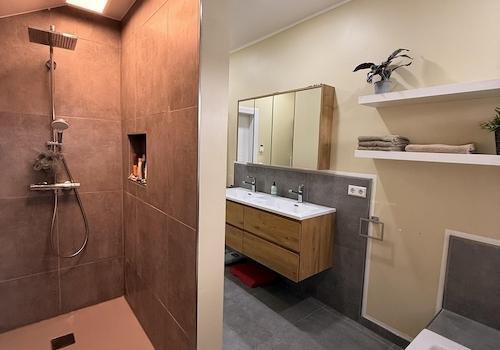 Badezimmer ebenerdige Dusche