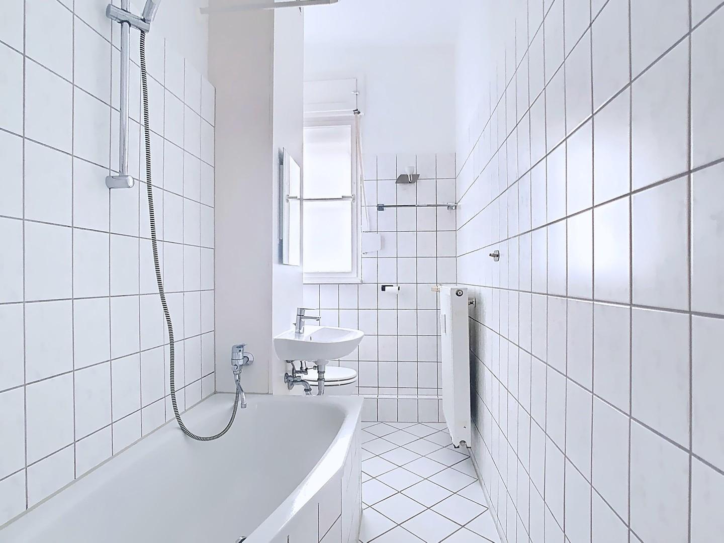 Tageslichtbad mit Wanne