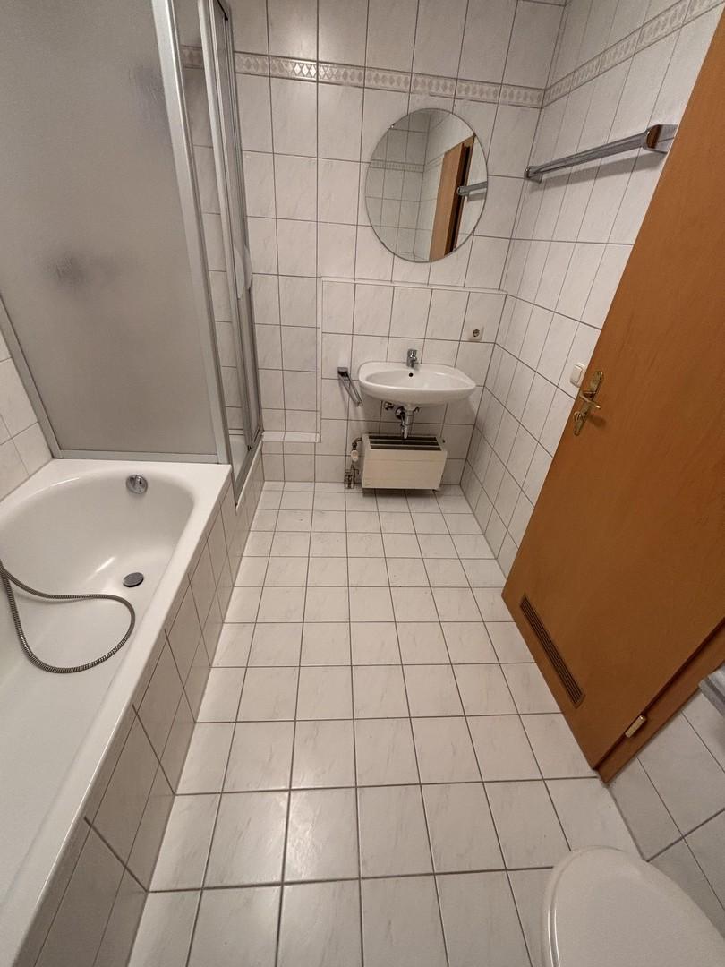 Bad mit Badewanne und Dusche