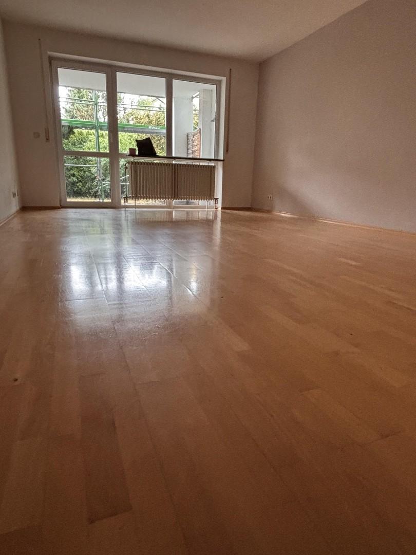 Wohnzimmer mit Gartenblick