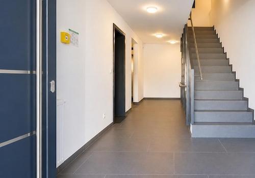Treppenhaus mit Lift