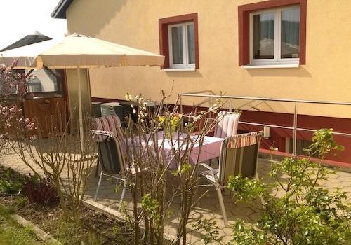 Erdterrasse mit Pavillon