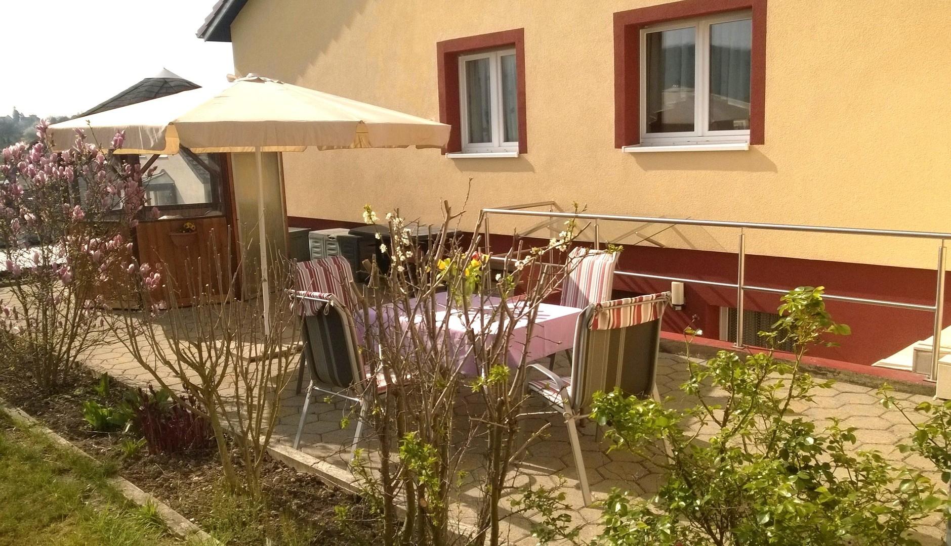 Erdterrasse mit Pavillon