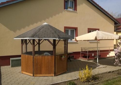 Erdterrasse mit Pavllon