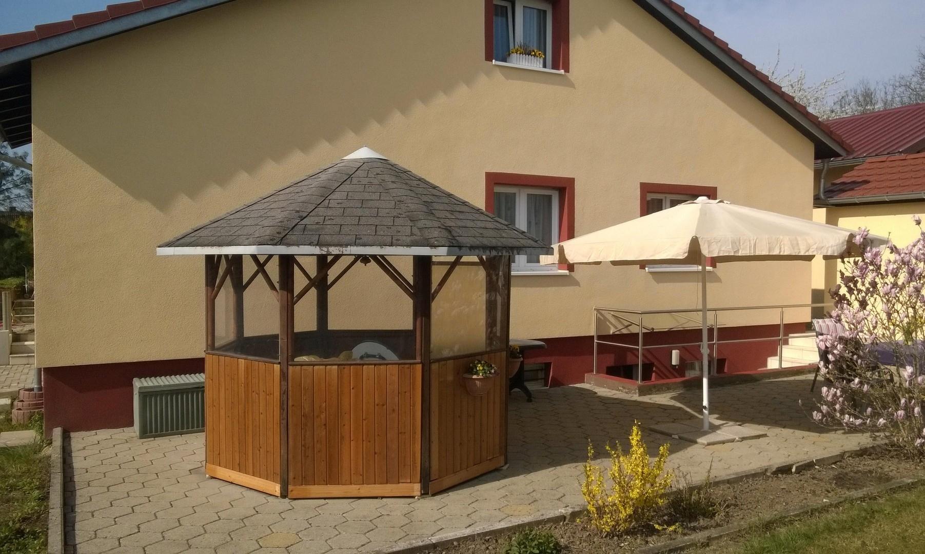 Erdterrasse mit Pavllon