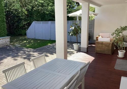 Sonnige Terrasse mit Sitzplatz