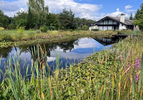 Haupthaus mit Teich