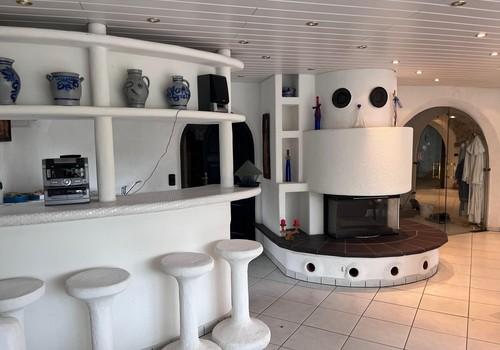 Bar mit Kamin