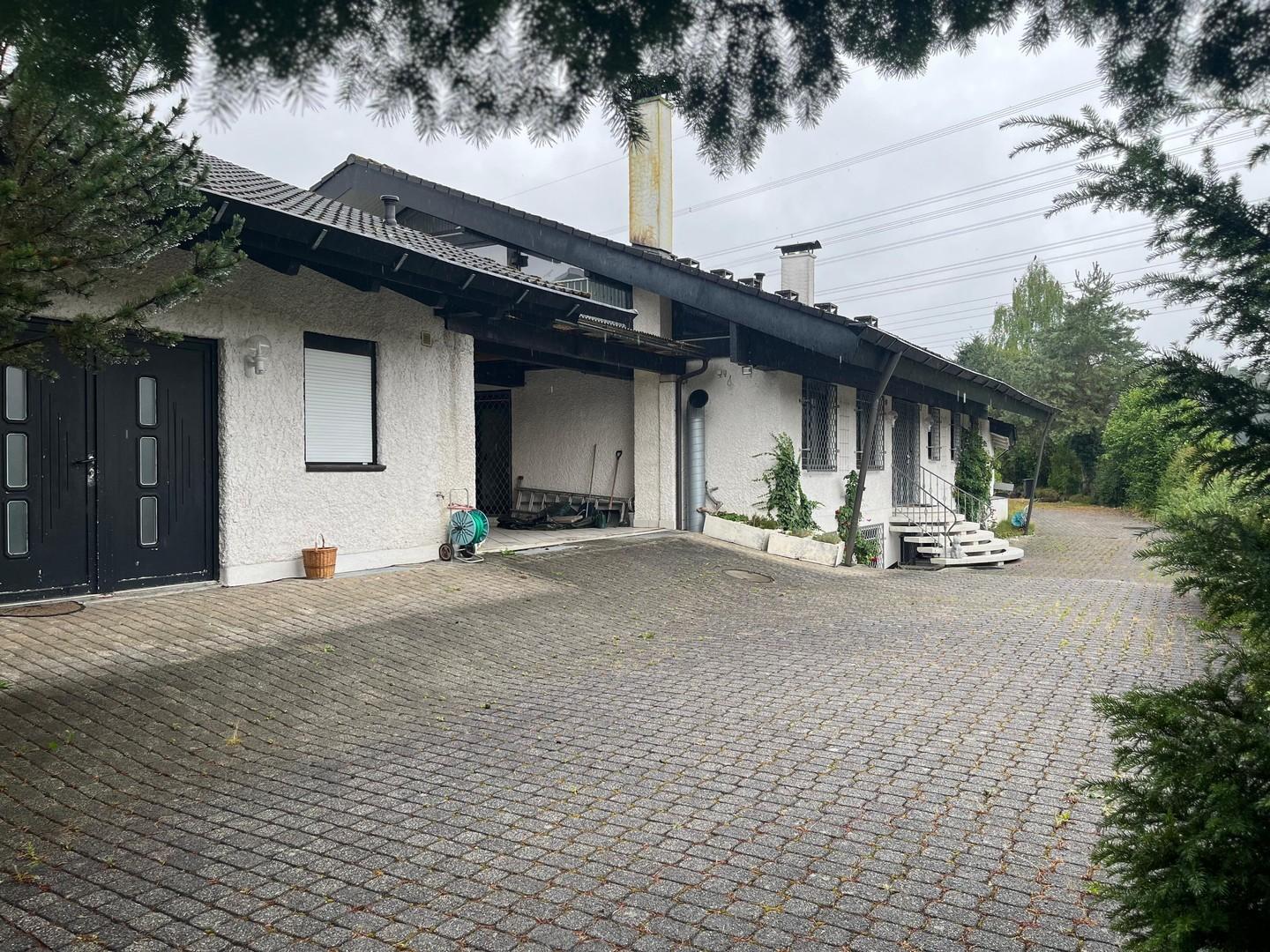 kleines Haus links
