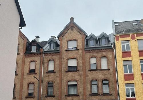 Frontseite und Blick auf Dach