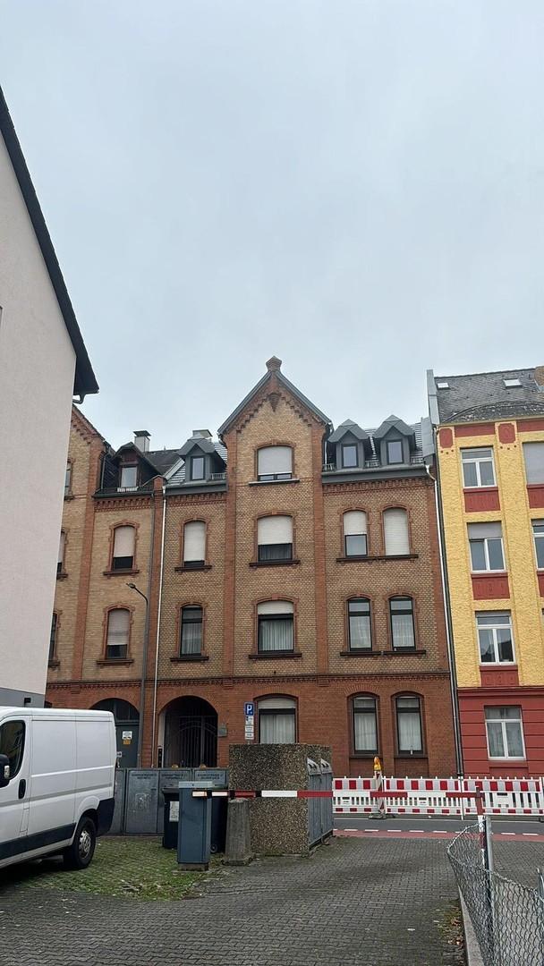 Frontseite und Blick auf Dach