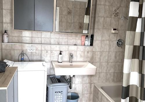 Badezimmer mit Dusche