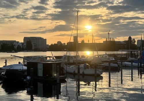 Umgebung mit Hafen